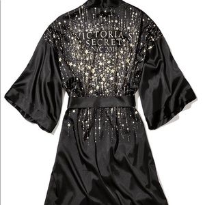 NEW w/tags
VS Fashion show robe 2018